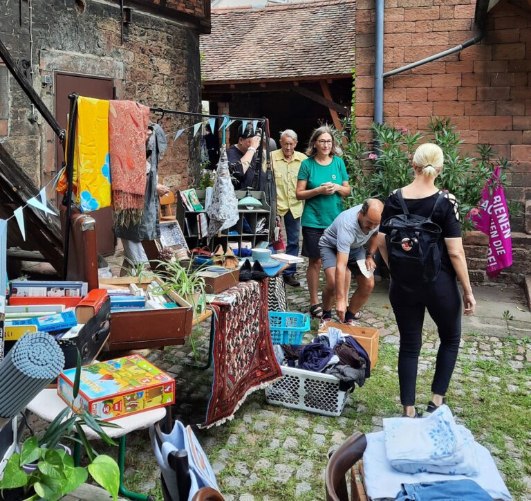 Unzählige Besucher/innen beim 9. Hofflohmarkt im Ortskern von Großostheim