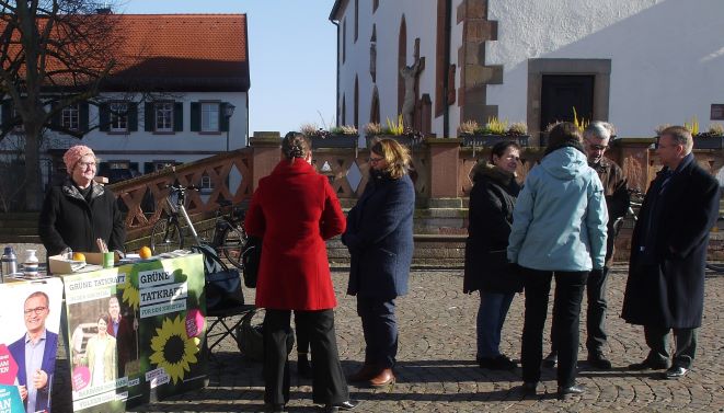 Info-Stand der GRÜNEN/Junge Liste auf dem Großostheimer Marktplatz