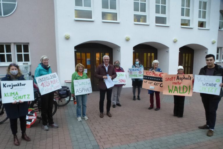 Demo vor der Bachgauhalle