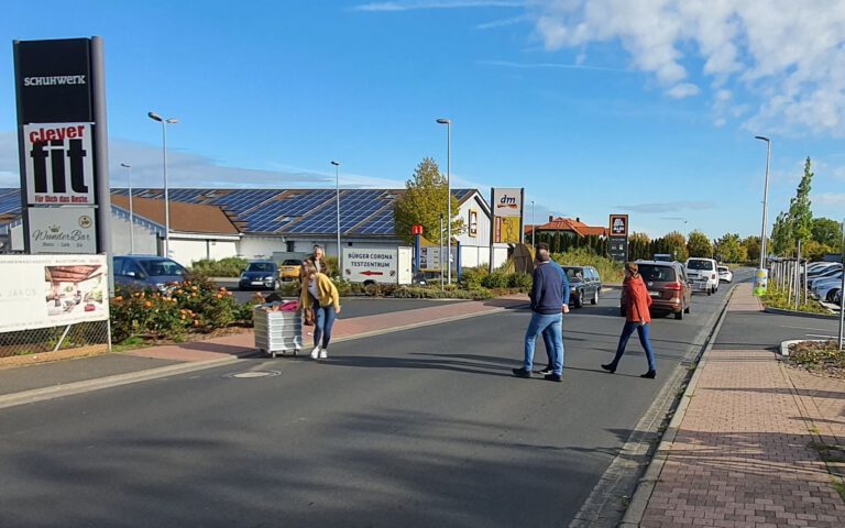 Schwierige Verkehrssituationen beim Einkaufen – Aschaffenburger Straße im Fokus