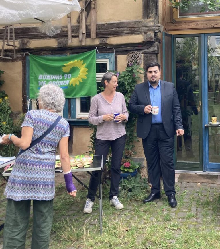 GRÜNE Landtagskandidaten und MdB Niklas Wagener besuchen Hofflohmarkt in Pflaumheim